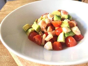 Aliño de tomate aguacate y langostinos 