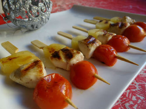 Brochetas de pollo, tomate y piña