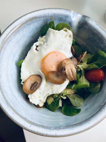 ENSALADA CON CHAMPIÑONES Y HUEVO