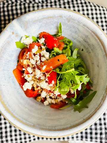 ENSALADA DE RÚCULA PIMIENTOS ASADOS QUESO FETA Y NUECES