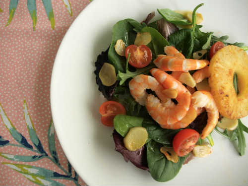 Ensalada templada de brotes tiernos con langostinos y piña