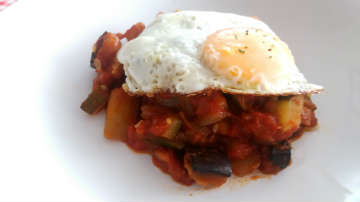 Pisto ligero con huevo a la plancha| Recetas saludables de el Chef-Tamayo. El Plan de Tu Vida Pisto ligero con huevo a la plancha