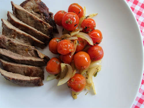Presa Ibérica con salteado de tomates cherry, cebolla, ajo y orégano.| Recetas saludables de el Chef Tamayo. El Plan de Tu Vida Presa ibérica con salteado de tomates cherry cebolla ajo y orégano
