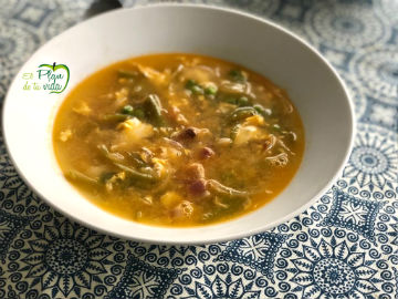 Sopa de verduras con jamón y huevo