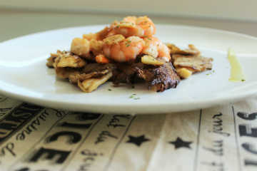 Setas a la plancha con langostinos