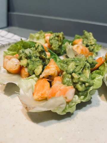 TACOS DE LANGOSTINOS Y GUACAMOLE EN COGOLLOS DE LECHUGA