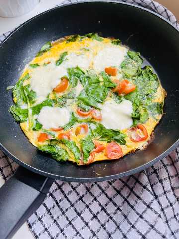 TORTIPIZZA DE ESPINACAS Y TOMATE CON MOZZARELA