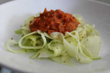 Tallarines de calabacin con salsa de tomate