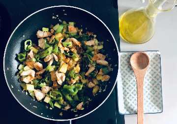 Wok de pavo con calabacín, puerro y pimiento verde | Recetas saludables de el Chef Tamayo. El Plan de Tu Vida WOK DE PAVO CON CALABACÍN PUERRO Y PIMIENTO VERDE