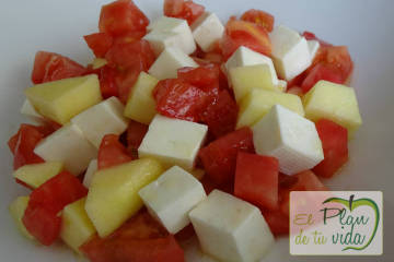 Aliño de tomate queso fresco y manzana