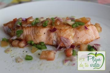 Salmón con vinagreta de verduras | Recetas saludables de el Chef-Coach. El Plan de Tu Vida
